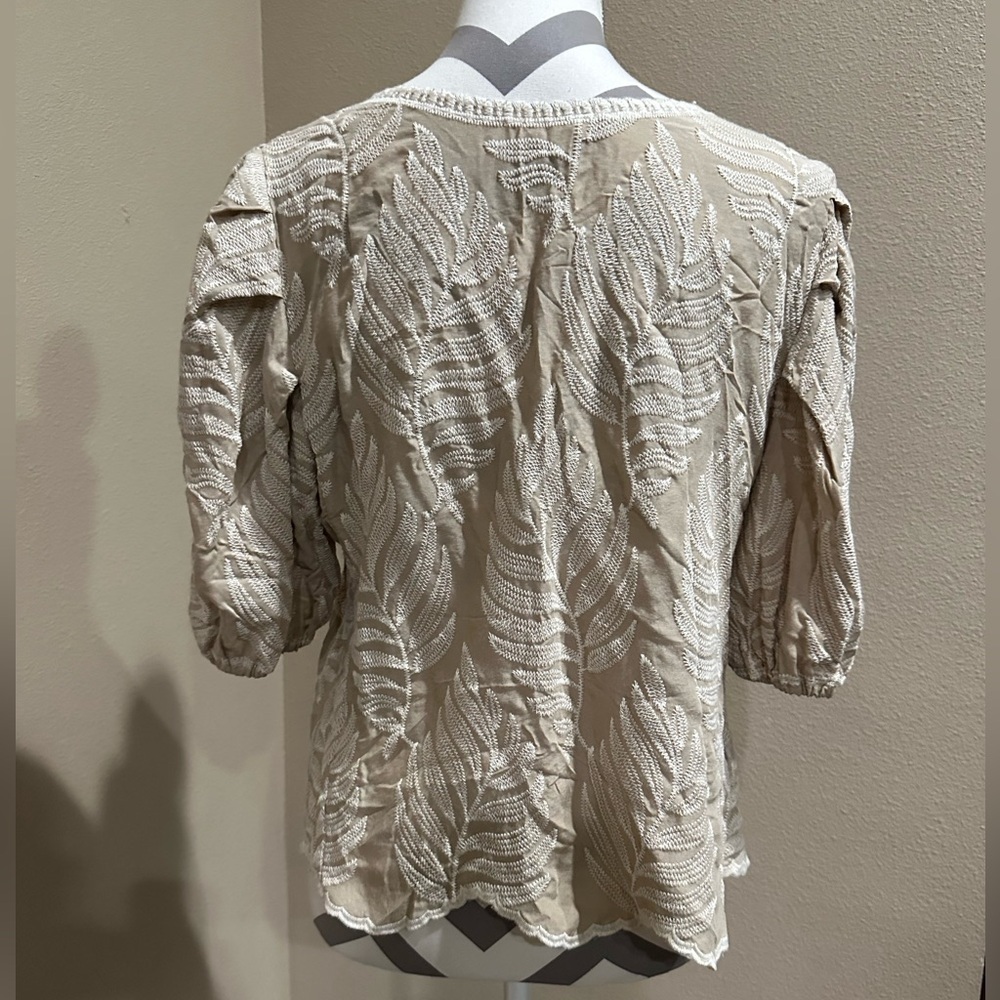 SOLITAIRE Women’s Palm Leaf Embroidered Top with slightly puff sleeves, EUC - Picture 3 of 6